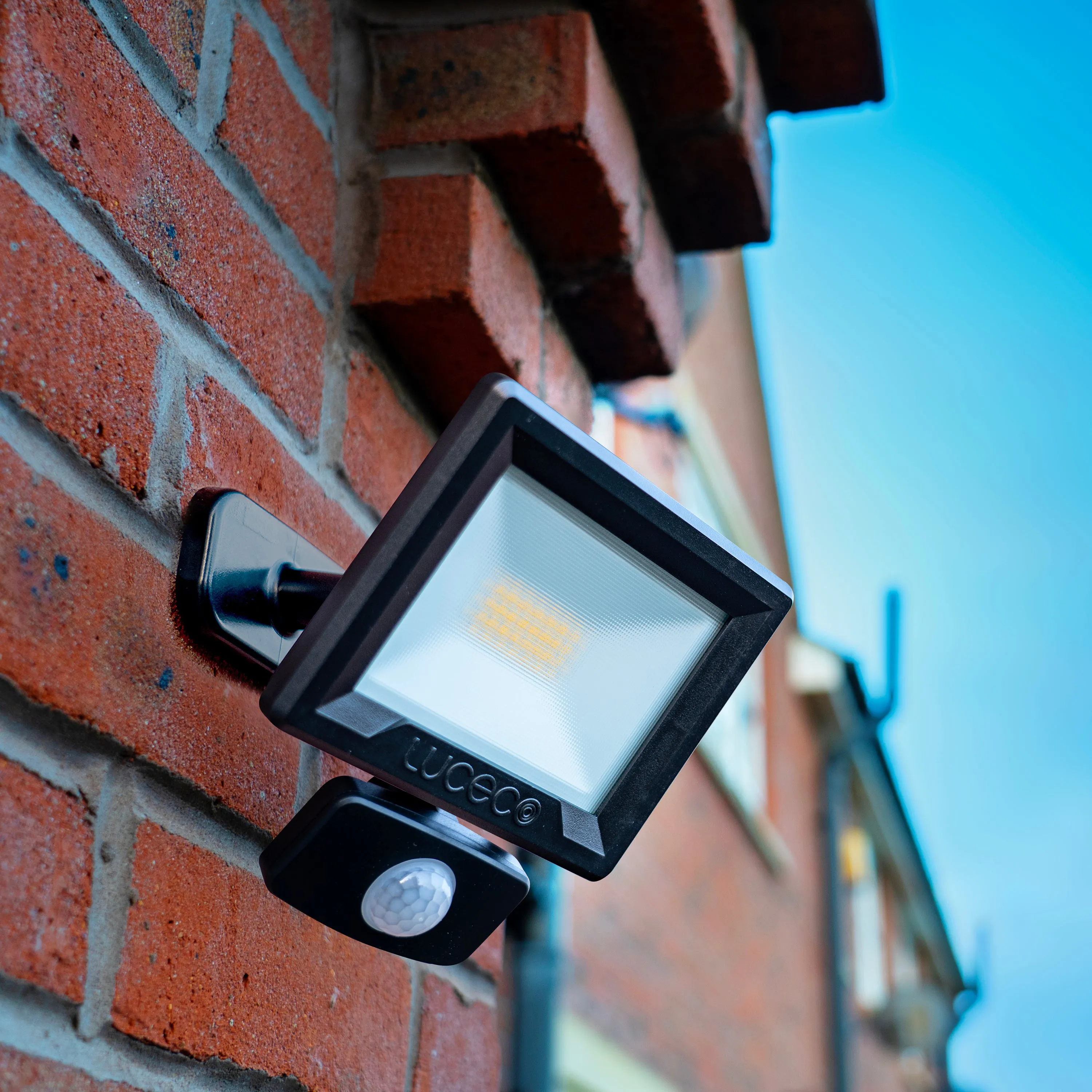 Luceco EFLD20B40P-06 20W Essence Security PIR Floodlight with Ball Joint 1m Cable - Dusk-Till-Dawn Override PIR - Black
