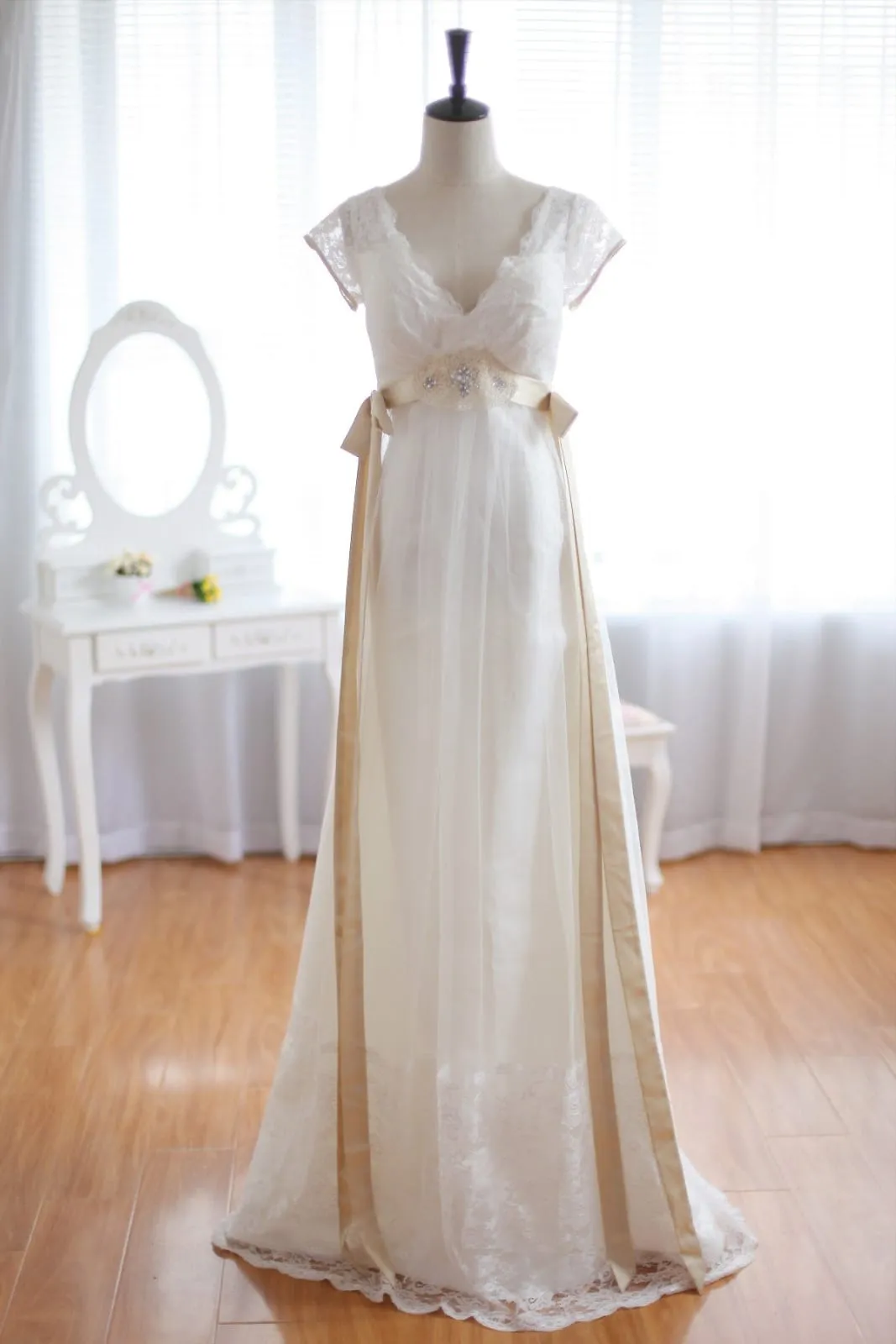Vintage Inspired Lace Tulle Deep V Back Maternity Wedding Dress